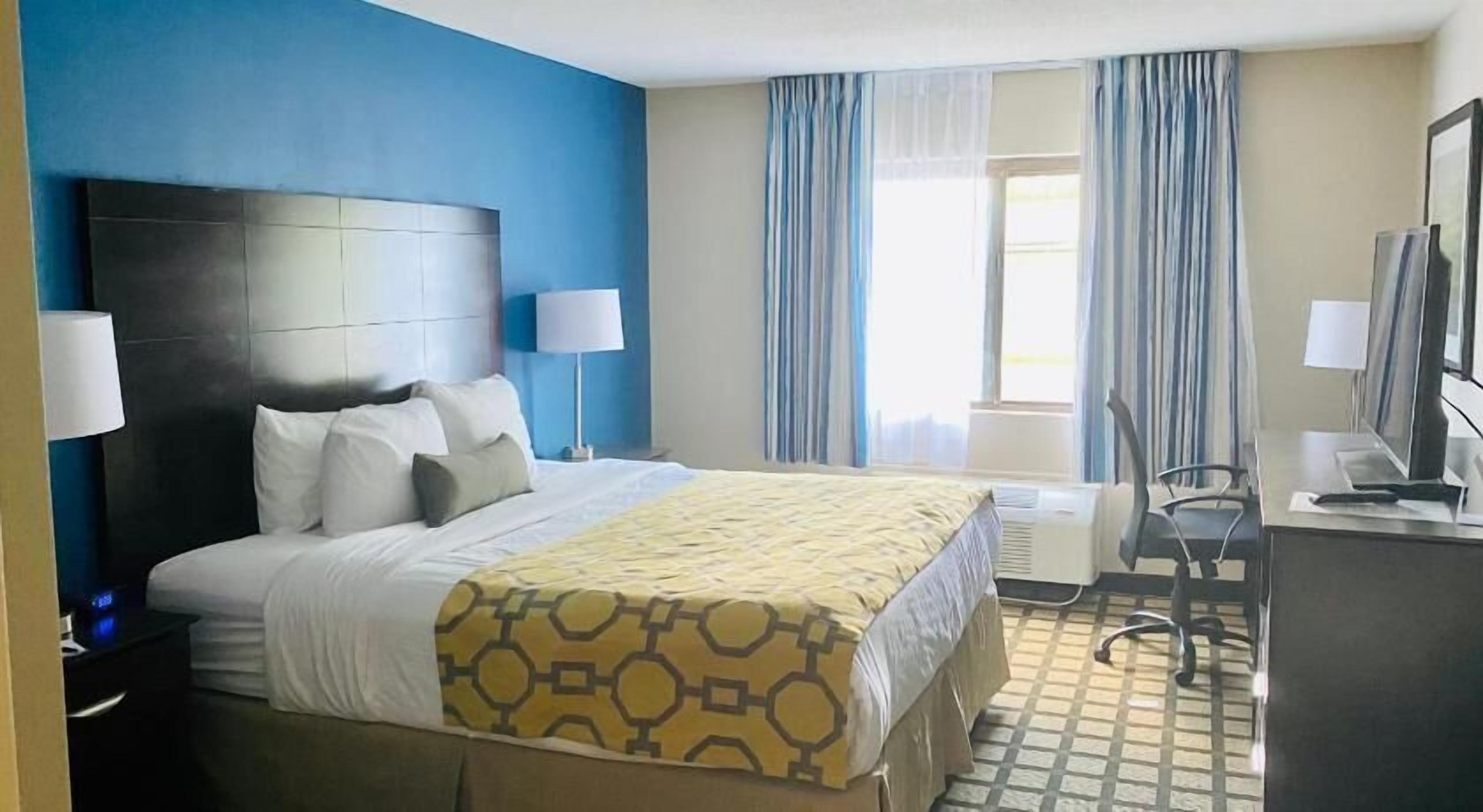 Escritorio, cortinas opacas, tabla de planchar con plancha y wifi gratis