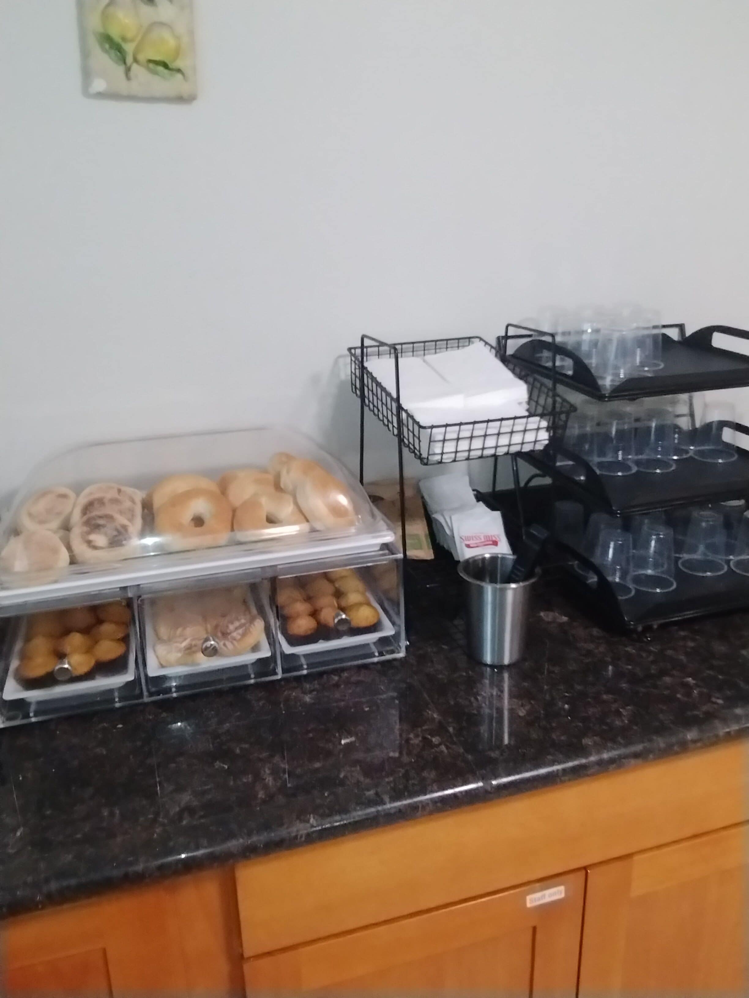Un buffet proposant une variété de plats et de boissons, disposés sur un comptoir en marbre.