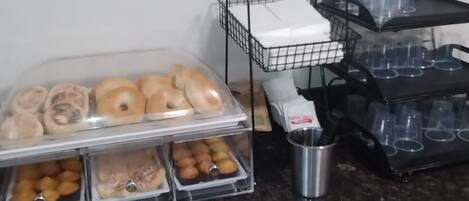 Un buffet proposant une variété de plats et de boissons, disposés sur un comptoir en marbre.