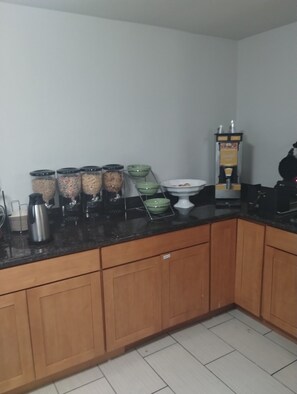 Desayuno continental gratuito y diario
