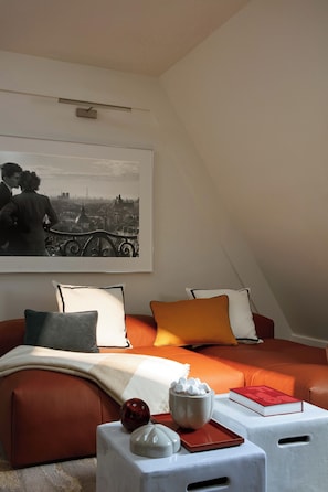 Suite | Living area | 140-cm flat-screen TV with digital channels - La Villa Saint Germain des Prés (Paris)