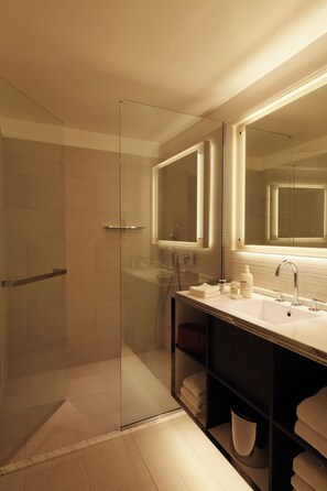 Junior Suite | Bathroom | Shower, rainfall showerhead, designer toiletries, hair dryer