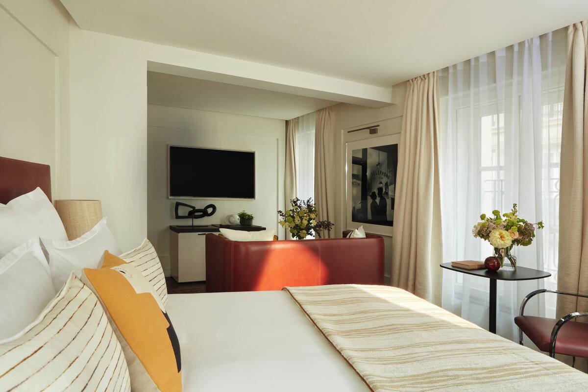 Phòng Suite Junior | Bộ đồ giường cao cấp, nệm có lớp đệm bông, minibar