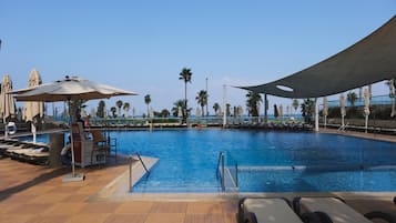 Piscine extérieure en saison