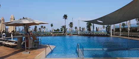 Una piscina al aire libre de temporada