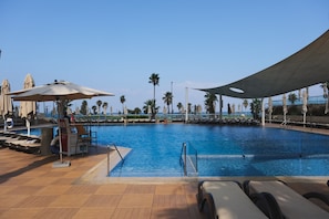 Seasonal outdoor pool - Dan Panorama Tel Aviv (Tel Aviv)