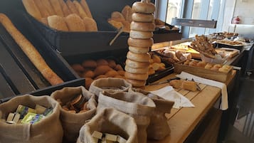 Petit-déjeuner buffet servi tous les jours en supplément