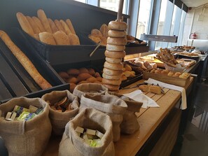 Petit-déjeuner buffet (37 USD par personne)