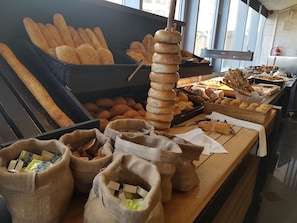 Café da manhã com buffet todos os dias (USD 37 por pessoa) 