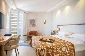 Minibar, caja de seguridad en la habitación y escritorio 