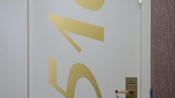 A door with the number 1516 in gold lettering.