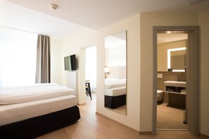 Modern Family Room  | Hypo-allergenic bedding, in-room safe, desk, soundproofing - Kreuz Bern Modern City Hotel (Bern)
