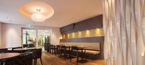 Lunch and dinner served, local and international cuisine - Kreuz Bern Modern City Hotel (Bern)