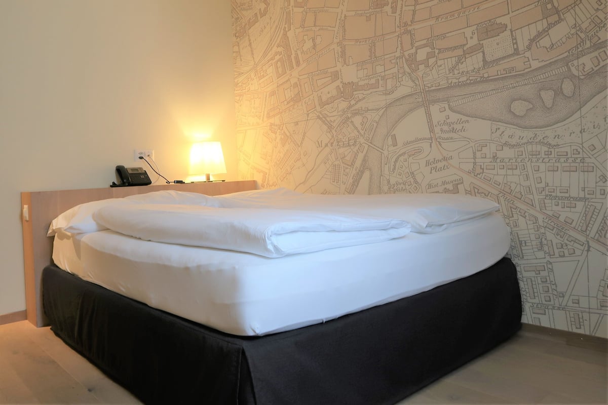 Deluxe Single Room | Allergikerbettwaren, Zimmersafe, Schreibtisch, schallisolierte Zimmer