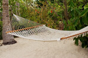 Una playa cerca, sillas reclinables de playa, sombrillas