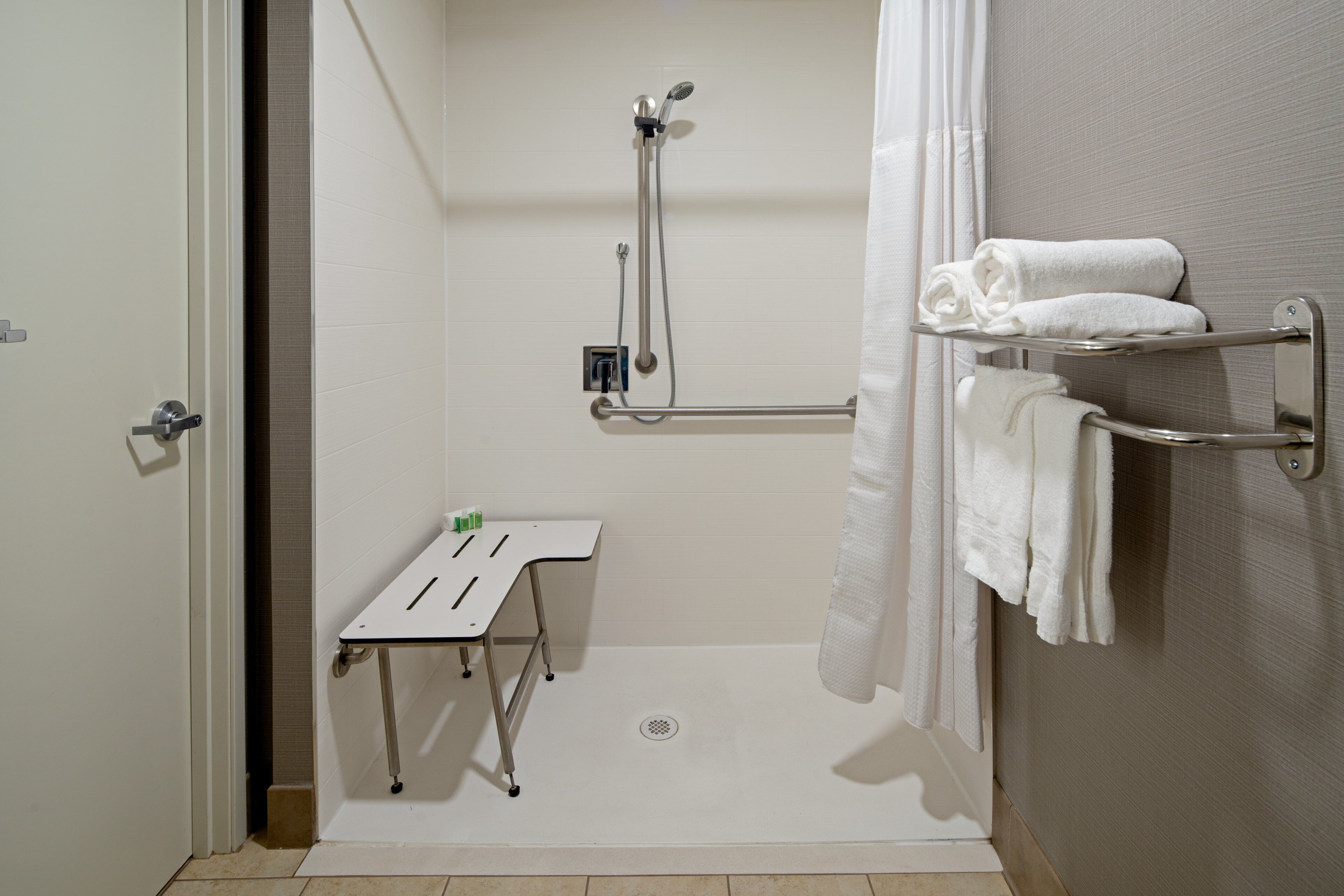combined shower/bathtub, eco-friendly toiletries, hair dryer, towels