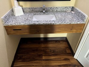 Combined shower/tub, free toiletries, hair dryer, towels