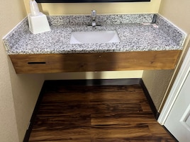 Bañera con ducha, artículos de tocador gratuitos, secador de pelo