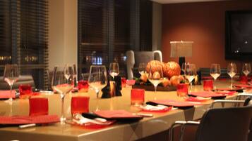 Dinner served, American cuisine