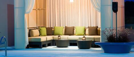 Outdoor pool, pool cabanas (surcharge), pool umbrellas