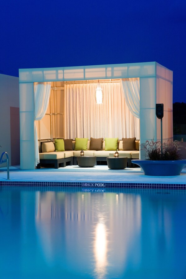 Una piscina al aire libre, cabañas de piscina (de pago), sombrillas