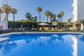 Outdoor pool, pool umbrellas, sun loungers