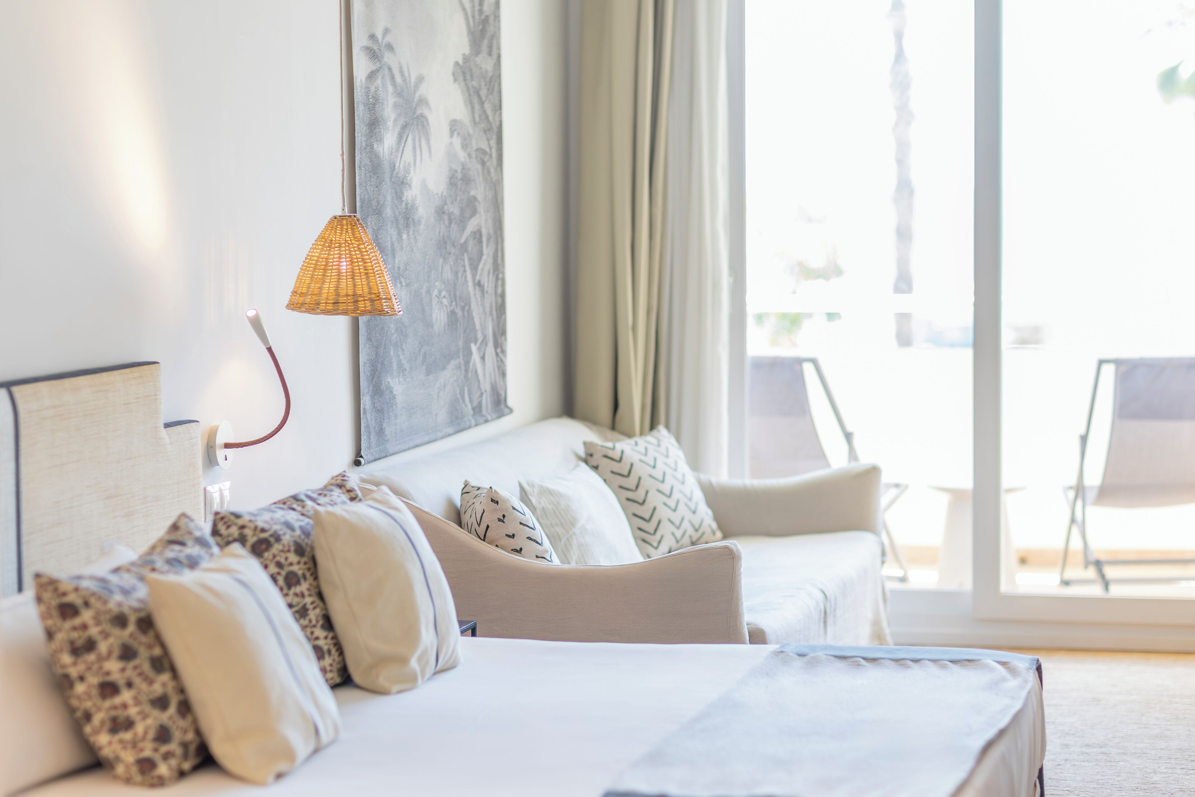 Junior suite, balkon | Een minibar, een kluis op de kamer, een bureau, verduisterende gordijnen