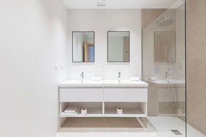 Articles de toilette gratuits, sèche-cheveux, bidet, serviettes fournies