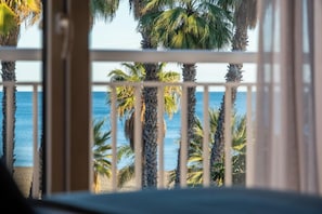 Minibar, coffres-forts dans les chambres, bureau, rideaux occultants