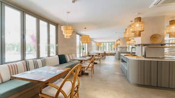 Petit déjeuner buffet (14 EUR par personne)