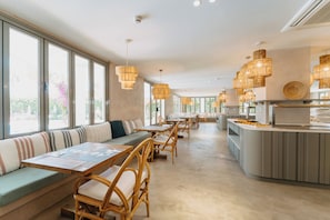 Tägliches Frühstücksbuffet (14 EUR pro Person)