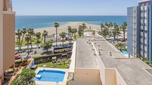 Hotel med tagpool, udsigt til stranden og parkeringsområde med busbetjening.