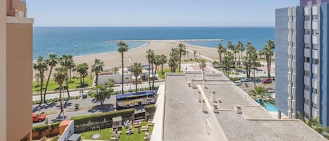 室外泳池;泳池傘、躺椅