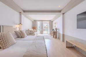 Minibar, caja de seguridad en la habitación y escritorio 
