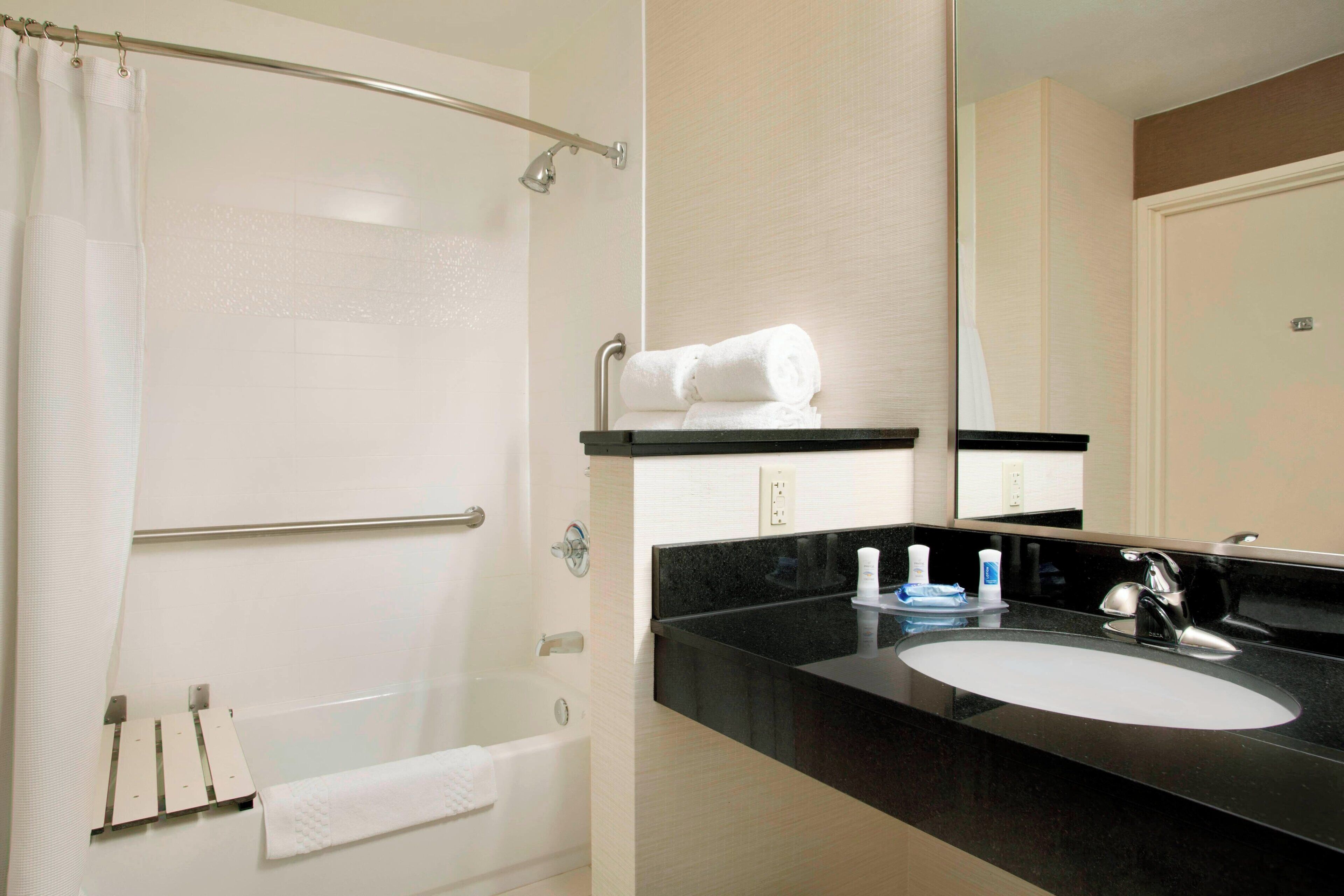 combined shower/bathtub, eco-friendly toiletries, hair dryer, towels
