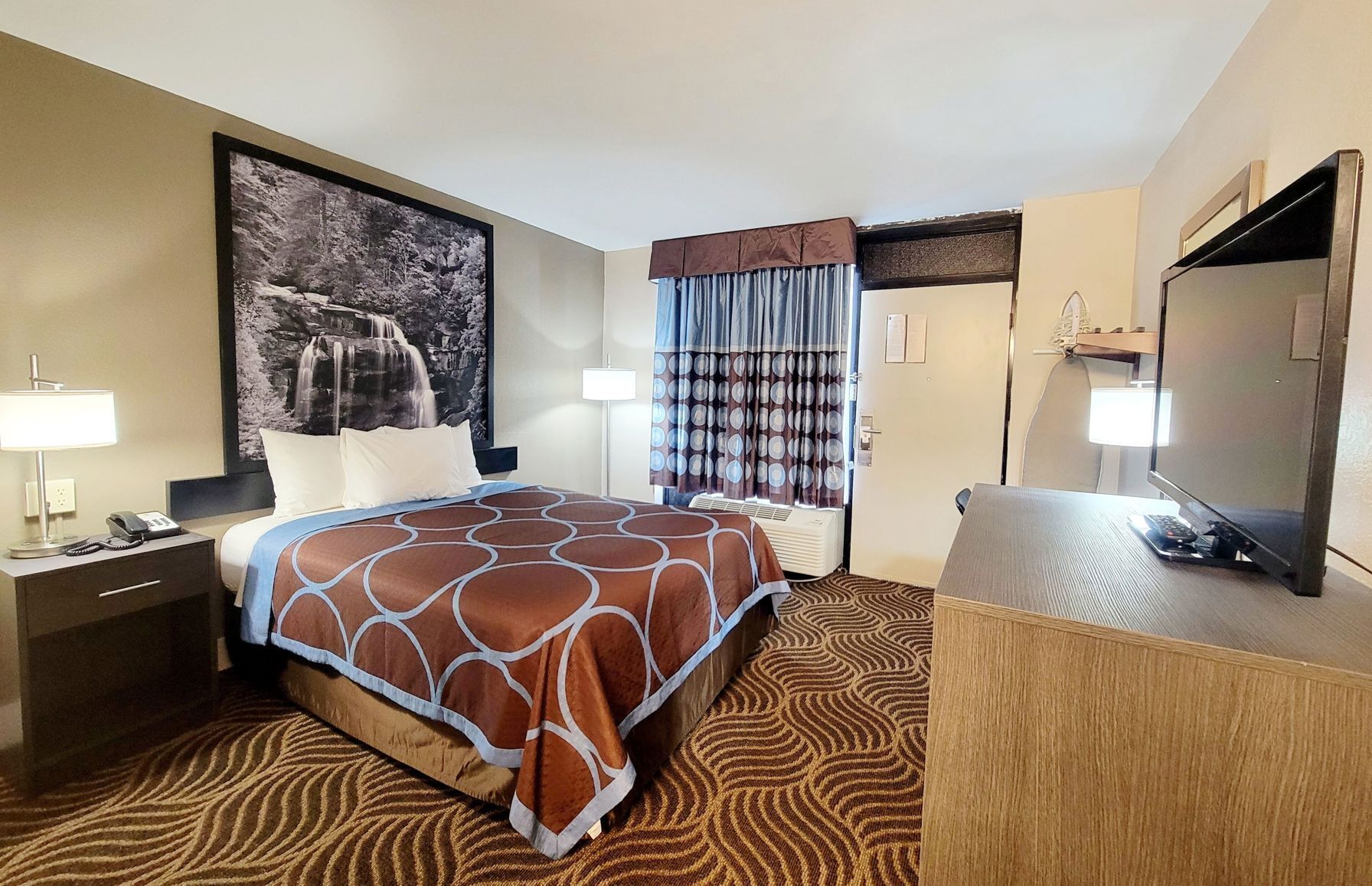 Desk, iron/ironing board, free cots/infant beds, rollaway beds