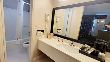 Kombinasi shower/bathtub dan perlengkapan kamar mandi ramah lingkungan