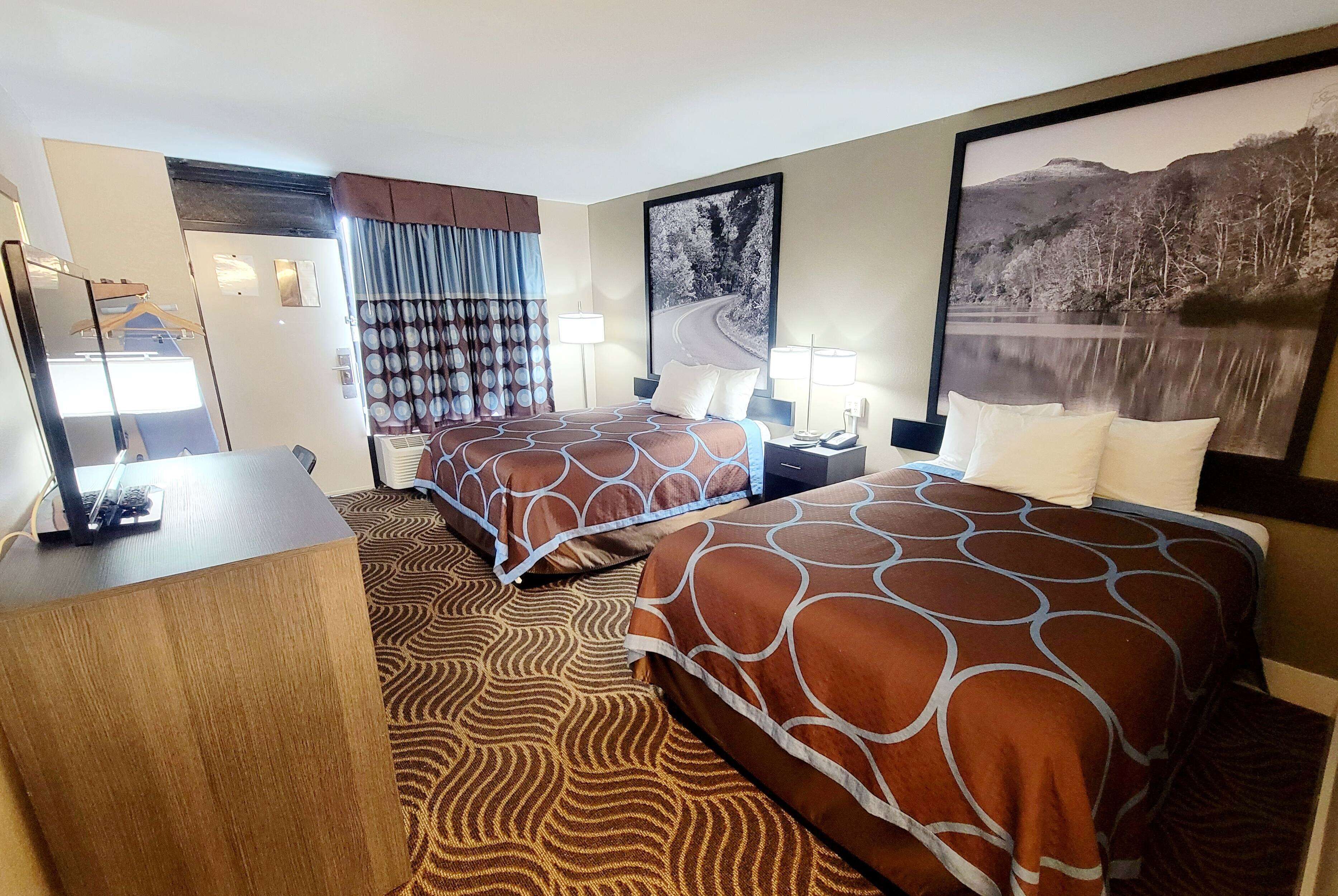 مكتب ومكواة/لوح كي وأسرّة أطفال/رضّع (مجانًا) وأسرّة قابلة للطي