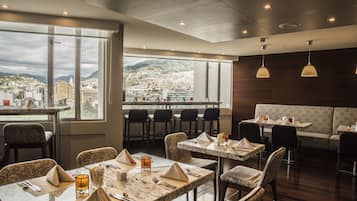 2 restaurants, spécialités Cuisine internationale