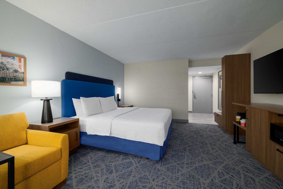 Room, 1 King Bed, Accessible, Non Smoking | Desk, laptop workspace, blackout drapes, iron/ironing board