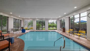 Piscine intérieure, chaises longues