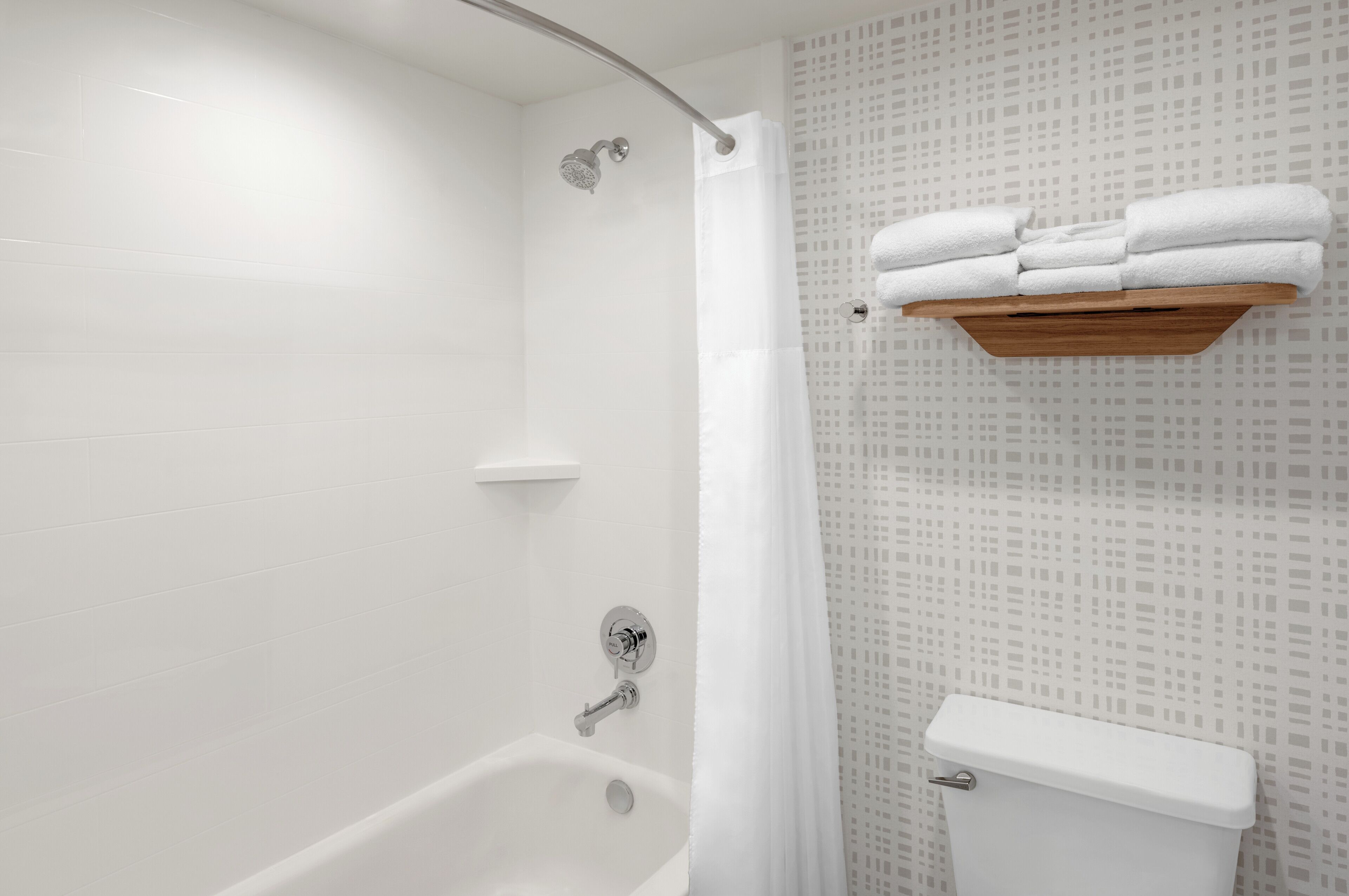 Un baño moderno con ducha, bañera y retrete.