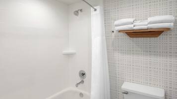 Un baño moderno con ducha, bañera y retrete.