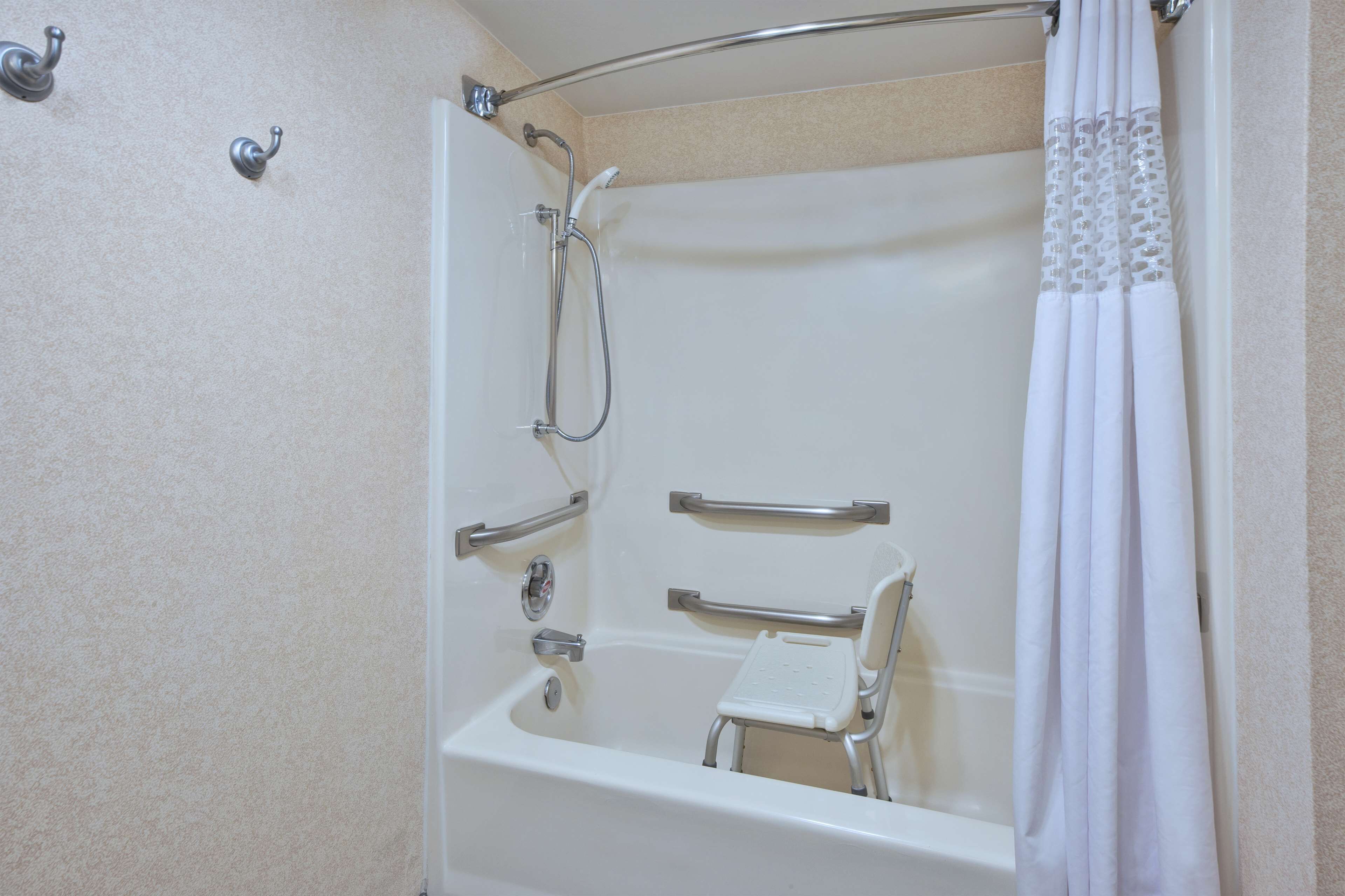 combined shower/bathtub, eco-friendly toiletries, hair dryer