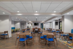 Café da manhã com buffet grátis todos os dias