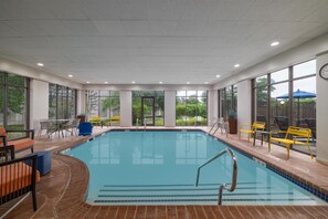 Inomhuspool och solstolar