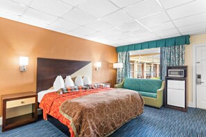 Standard Room, 1 King Bed with Sofa bed, Non Smoking | Premium bedding, desk, soundproofing, iron/ironing board