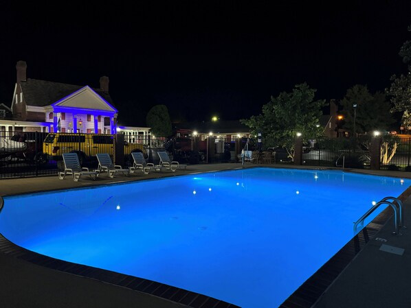 Una piscina al aire libre de temporada, sillones reclinables de piscina