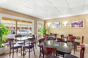 Free daily continental breakfast - Rodeway Inn Williamsburg Historic Area (Williamsburg)