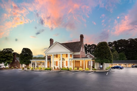 Exterior. Rodeway Inn Williamsburg Historic Area